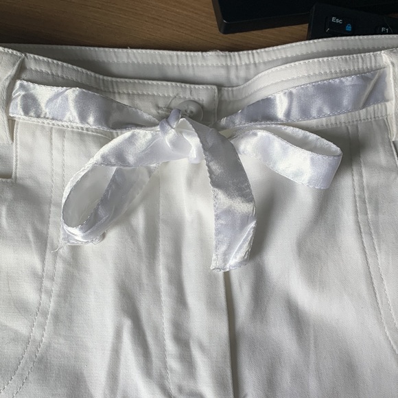 Ultimate white stretch white capris with ribbon closure - Picture 6 of 6